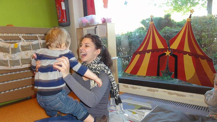 In der Krippe spielt und lernt Sophia Merkel mit den Kindern.