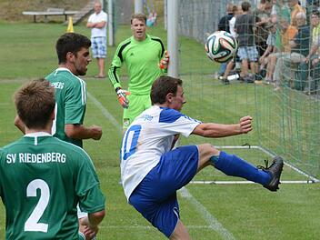 Feiner Techniker in den Reihen des FC 06 Bad Kissingen: Christian Heilmann (rechts) bringt das Leder trotz Bedrängnis vor den Kasten des SV Riedenberg (von links) Max Schultheiss, Thomas Vorndran und Torwart Florian Dorn  Foto: ssp