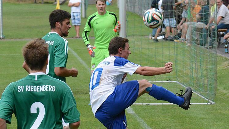 Feiner Techniker in den Reihen des FC 06 Bad Kissingen: Christian Heilmann (rechts) bringt das Leder trotz Bedrängnis vor den Kasten des SV Riedenberg (von links) Max Schultheiss, Thomas Vorndran und Torwart Florian Dorn  Foto: ssp