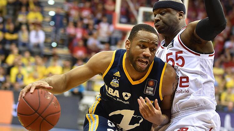 Berlins Reggie Redding (l) kämpft gegen Bambergs Dawan Robinson um den Ball. Fotos: Carmen Jaspersen/dpa