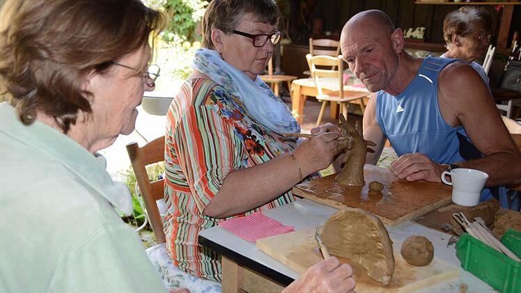 Erna Mertlik und Edeltraud Endesfelder beim Modellierkurs mit Peter May in Partenfeld. Foto: Dagmar Besand