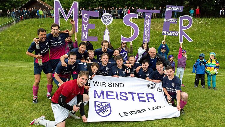 "Wir sind wieder da", jubeln die Fußballer des SV Niederlauer. Als Meister der A-Klasse Rhön 2 kehren sie nach einem Jahr Abstinenz in die Kreisklasse zurück. Den letzten Schritt zum Titelgewinn gingen sie mit einem 5:1-Sieg bei der SG Bad Bocklet/Aschach (hinten, von links): André Mauer, Manuel Knaier sowie (Mitte von links) Ferdinand Stumpf, Christoph Knaier, Thomas Brückner, Lukas Knaier, Stefan Katzenberger und Trainer Marko Sternberger sowie (vorne von links) Fabian Mellenthin, Dominik B...