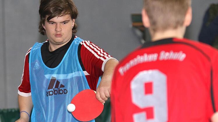 Lokalmatador Hannes Schwemmler (links) ganz konzentriert. Schon in der Vorrunde agierte der 17-jährige Prappacher wie hier gegen Schweinfurs Lukas Huntley souverän. Am Ende wurde er Zweiter.