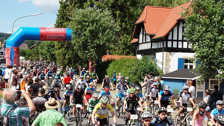 Das riesige Fahrerfeld der Kurzstrecke macht sich hier nach dem Start auf die 19-Kilometer-Strecke. Foto: Alfred Thieret