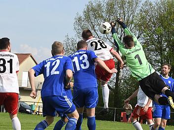 Alle fliegen am Ball vorbei: Sowohl Münnerstadts Torwart Lorenz Büttner als auch Rannungens Dominik Gehrig.Hopf