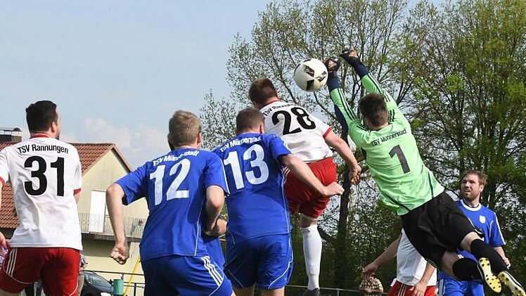 Alle fliegen am Ball vorbei: Sowohl Münnerstadts Torwart Lorenz Büttner als auch Rannungens Dominik Gehrig.Hopf