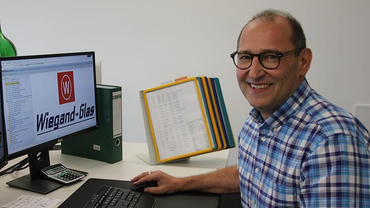 Von der Lebensmittelbranche in die Glasindustrie - Stephanus Neubauer  muss als  Quereinsteiger viel Neues lernen.Veronika Schadeck