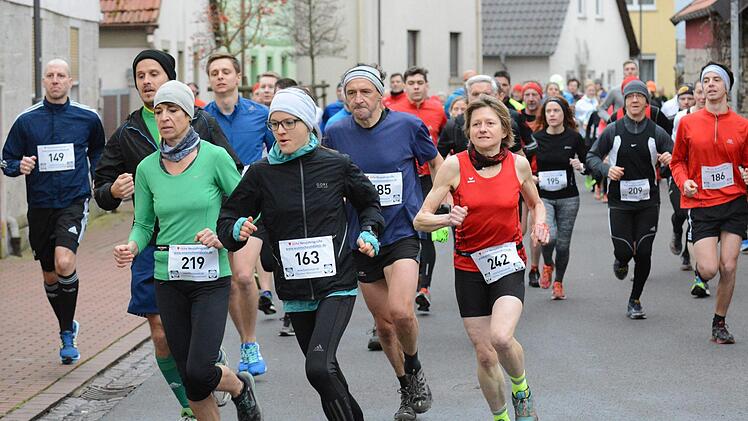 Unser Bild aus dem Vorjahr zeigt die Läufer unmittelbar nach dem Start.ssp