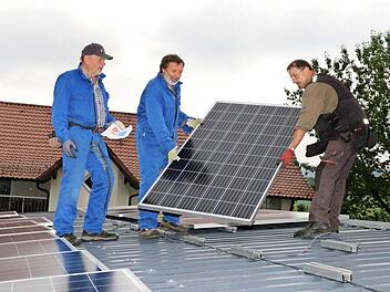 In Reitsch wurde auf einem Wohnhaus gerade eine neue Photovoltaikanlage errichtet. 9962 Kilowattstunden wird diese pro Jahr produzieren und 4862 Kilogramm Kohlendioxid einsparen. Im Bild (von links) Manfred Drechsler, Helmut Böhnlein und Ralf Wachsmann  Foto: Rainer Glissnik