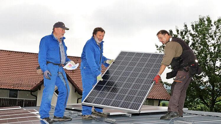 In Reitsch wurde auf einem Wohnhaus gerade eine neue Photovoltaikanlage errichtet. 9962 Kilowattstunden wird diese pro Jahr produzieren und 4862 Kilogramm Kohlendioxid einsparen. Im Bild (von links) Manfred Drechsler, Helmut Böhnlein und Ralf Wachsmann  Foto: Rainer Glissnik