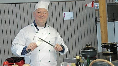 Die Gastronomen vom Verein "Natürlich von hier" sind wieder dabei und wollen vorzügliche Gerichte direkt vor Ort zubereiten und zur Verkostung anbieten. Unser Bild zeigt Jürgen Stahl aus Ebern, den Vorsitzenden von "Natürlich von hier", der schon die Messer wetzt.