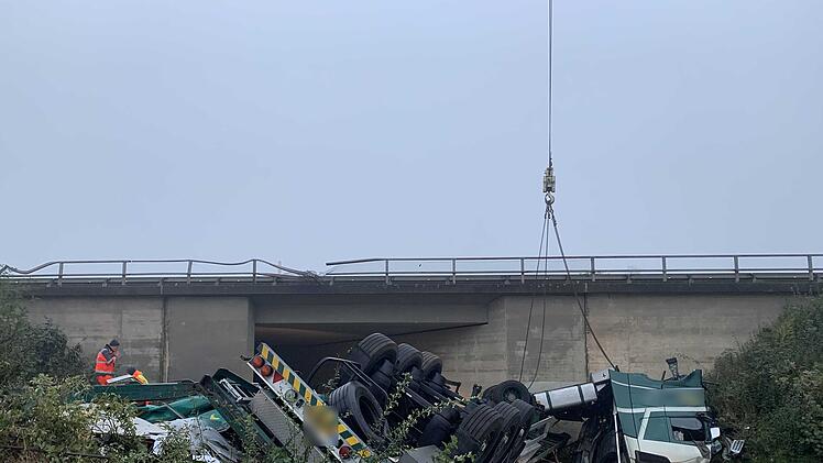 Der 56 Jahre alte Fahrer konnte sich selbstständig befreien und winkte auf der Autobahn um Hilfe.