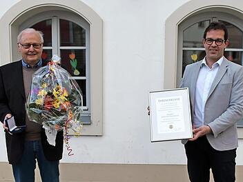 Die Ehrenmedaille der Gemeinde Redwitz als Zeichen dankbarer Anerkennung für hervorragende Verdienste um die Gemeinde sowie Urkunde, Anstecknadel und Blumenstrauß überreichte Bürgermeister Jürgen Gäbelein an Günter Friedlein (links).