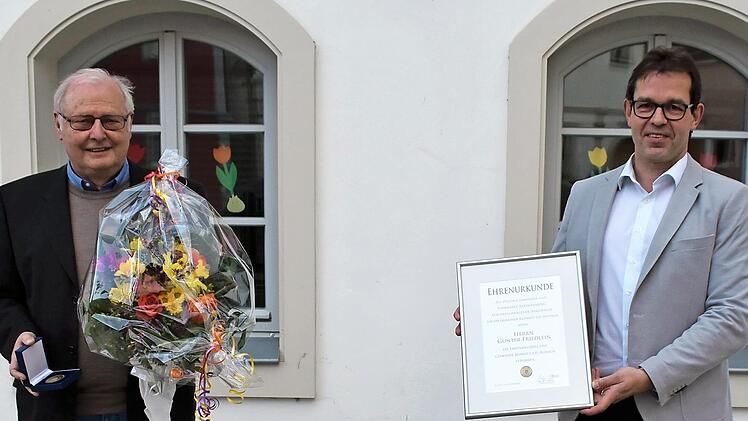 Die Ehrenmedaille der Gemeinde Redwitz als Zeichen dankbarer Anerkennung für hervorragende Verdienste um die Gemeinde sowie Urkunde, Anstecknadel und Blumenstrauß überreichte Bürgermeister Jürgen Gäbelein an Günter Friedlein (links).