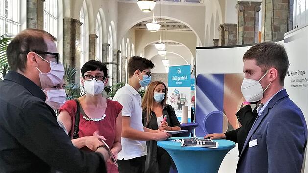 Fachgespr&auml;che am Stand der Kunert-Gruppe, Hersteller f&uuml;r H&uuml;lsen, Wellpappe und Papier.