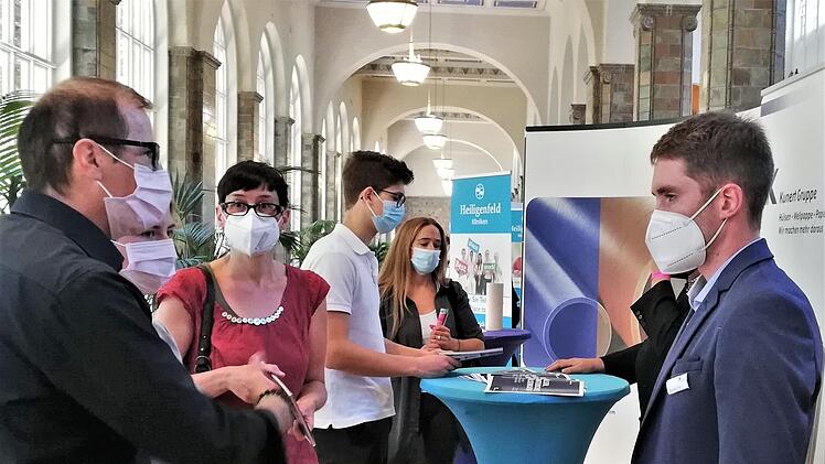 Fachgespräche am Stand der Kunert-Gruppe, Hersteller für Hülsen, Wellpappe und Papier.