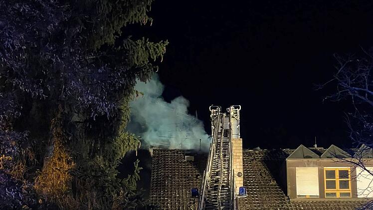 Wiesentheid: Brennender Balkon h&auml;lt Feuerwehr auf Trab - B&uuml;rgermeister kommt Bewohnern zu Hilfe