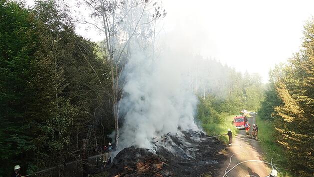 Feuerwehr Ha&szlig;furt: Waldbrand zwischen Buch und W&uuml;lflingen fordert Gro&szlig;aufgebot