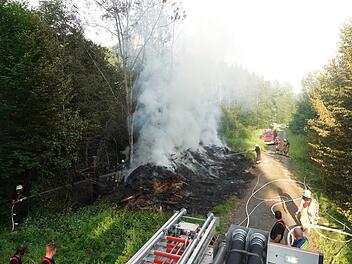 Feuerwehr Ha&szlig;furt: Waldbrand zwischen Buch und W&uuml;lflingen fordert Gro&szlig;aufgebot