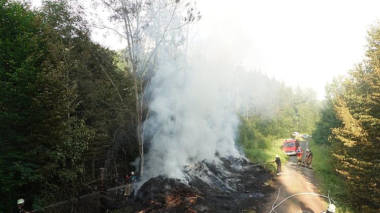 Feuerwehr Ha&szlig;furt: Waldbrand zwischen Buch und W&uuml;lflingen fordert Gro&szlig;aufgebot