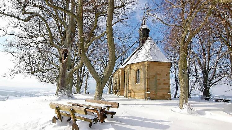 Die St.-Veit-Kapelle im Schnee hat Burkard Becker erst vor kurzem aufgenommen. Jetzt ist dieses Bild von einer der schönsten Stellen im Gemeindegebiet von Ebensfeld im neuen Gästeverzeichnis des Tourismusvereins zu sehen.Foto: Burkhard Becker