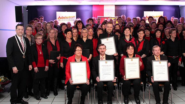 Die Geehrten mit Urkunde vor dem Chor, von li: Christine Münch, Egidius Dobeneck, Christine Eibert, Jakob Stumpf - vorne links Bürgermeister Karsten Fischkal und Zweite Bürgermeisterin Jutta Köhler.