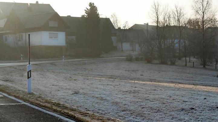 Die Hirschfelder Gemeinderäte stellten den Antrag, auf diesem Stück der KC 18, vom Ortsausgang bis zum Friedhof einen Gehweg anzubringen.  Foto: Veronika Schadeck