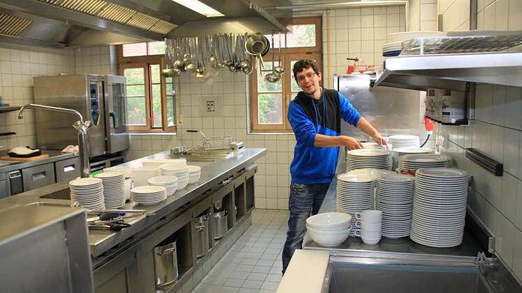 Bis zur Eröffnung muss alles Geschirr durchgeschaut sein. Markus Krause hilft mit.