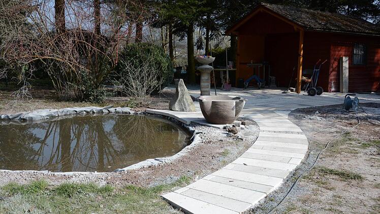 Auch am künftigen Teich entsteht ein kleiner Weg, der die Herzform der Waserfläche zur Hälfte aufnimmt. Foto: Dagmar Besand