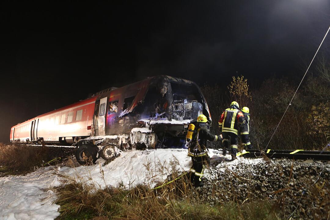 Personenzug rast in US-Militär-Schwertransporter