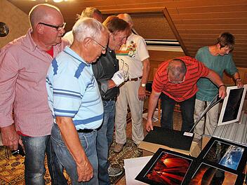 Die Vorbereitung der Ausstellung war sehr arbeitsintensiv. Unser Bild entstand bei der Auswahl der Fotos.  Foto: Dieter Britz