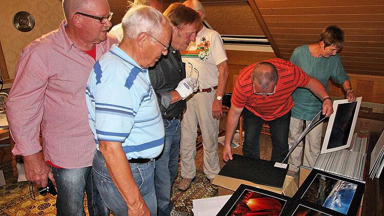 Die Vorbereitung der Ausstellung war sehr arbeitsintensiv. Unser Bild entstand bei der Auswahl der Fotos.  Foto: Dieter Britz