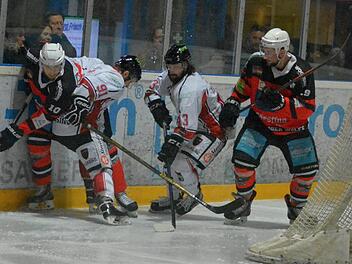 Fight an der Bande: Niko Grönstrand (links) und Wölfe-Kapitän Simon Eirenschmalz blocken zwei Königsbrunner.  Foto: EHC