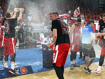 Ein Bild des letzten Erfolgs der Basketballer: Derzeit ist den Bamberger Fans allerdings nach der angekündigten Namensänderung der Brose Bamberg in Brose Metros nicht zum Feiern zumute. Foto: dpa