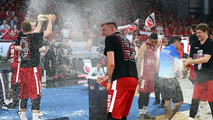 Ein Bild des letzten Erfolgs der Basketballer: Derzeit ist den Bamberger Fans allerdings nach der angekündigten Namensänderung der Brose Bamberg in Brose Metros nicht zum Feiern zumute. Foto: dpa