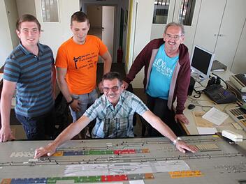 Karl Heinz Welker (sitzend) hat am Montag an diesem Schaltpult seine letzte Schicht im Stellwerk Forchheim bewältigt. Gestern feierte er mit seinen Kollegen Jürgen Fronhöfer, Dominic Reh und Hans-Jürgen Unglaub (von links) Abschied vom alten Arbeitsplatz.  Foto: Ekkehard Roepert