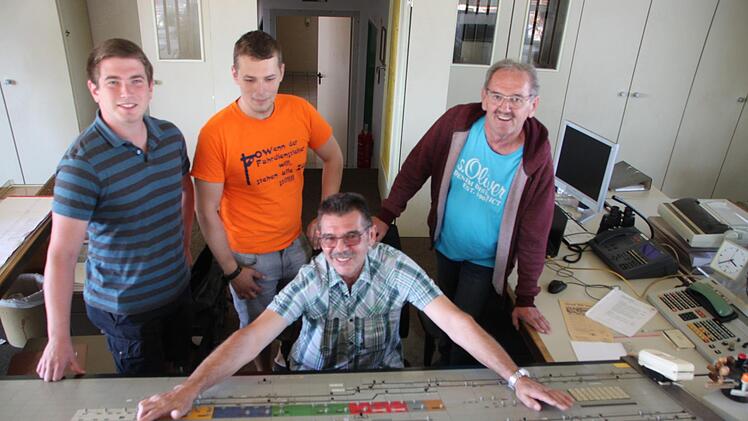 Karl Heinz Welker (sitzend) hat am Montag an diesem Schaltpult seine letzte Schicht im Stellwerk Forchheim bewältigt. Gestern feierte er mit seinen Kollegen Jürgen Fronhöfer, Dominic Reh und Hans-Jürgen Unglaub (von links) Abschied vom alten Arbeitsplatz.  Foto: Ekkehard Roepert