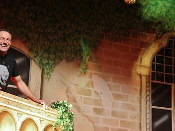 Michl Müller auf dem Balkon von Romeo und Julia - ein Kabarettauftritt vor heimischer Kulisse. Foto: Werner Vogel