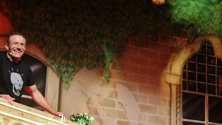 Michl Müller auf dem Balkon von Romeo und Julia - ein Kabarettauftritt vor heimischer Kulisse. Foto: Werner Vogel