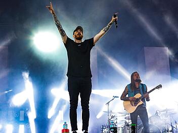 Casper bringt die Menge am Samstagabend bei Rock im Park zum Ausrasten. Foto: Matthias Hoch