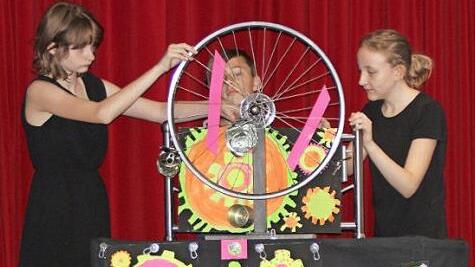 Selbst die Krachmaschine präsentierten die Schüler auf der Bühne.