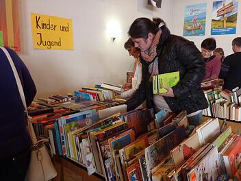 Informationen, Neuerscheinungen und einen B&uuml;cherflohmarkt gibt es beim Buchmessenfest.  Foto: Ch. Neder