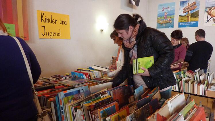Informationen, Neuerscheinungen und einen B&uuml;cherflohmarkt gibt es beim Buchmessenfest.  Foto: Ch. Neder
