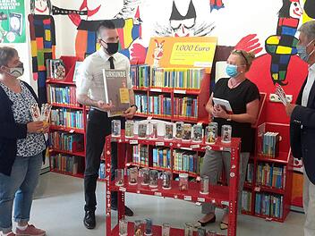Ein angeregtes Gespräch über das  Angebot der Stadtbibliothek führten (von rechts) Bad Brückenaus Zweiter Bürgermeister Jürgen Pfister, Christine Pfaff (Bayernwerk), Kulturbüroleiter Jan Marberg und Elisabeth Kinalele vom Bündnis Familie. Foto: Rolf Pralle