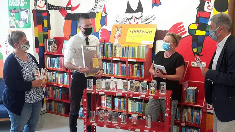 Ein angeregtes Gespräch über das  Angebot der Stadtbibliothek führten (von rechts) Bad Brückenaus Zweiter Bürgermeister Jürgen Pfister, Christine Pfaff (Bayernwerk), Kulturbüroleiter Jan Marberg und Elisabeth Kinalele vom Bündnis Familie. Foto: Rolf Pralle