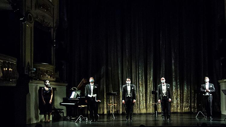 Sänger aus den Reihen des Landestheater-Chores gestalteten einen Liederabend in Coburg.Foto: Jochen Berger