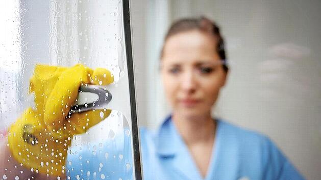 In der Geb&auml;udereinigung arbeiten viele Frauen mit 450-Euro-Vertr&auml;gen. In der Krise sind sie kaumgesch&uuml;tzt, kritisiert die IG BAU.