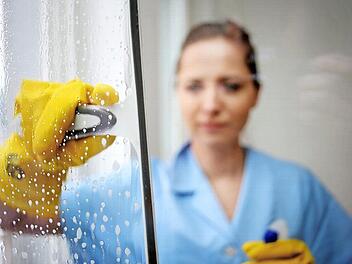 In der Gebäudereinigung arbeiten viele Frauen mit 450-Euro-Verträgen. In der Krise sind sie kaumgeschützt, kritisiert die IG BAU.