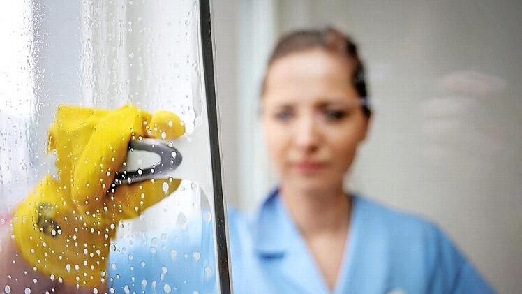 In der Gebäudereinigung arbeiten viele Frauen mit 450-Euro-Verträgen. In der Krise sind sie kaumgeschützt, kritisiert die IG BAU.