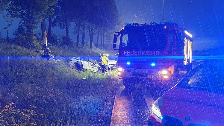 A70 bei Neudrossenfeld: Auto überschlägt sich - eingeklemmter Fahrer schwer verletzt